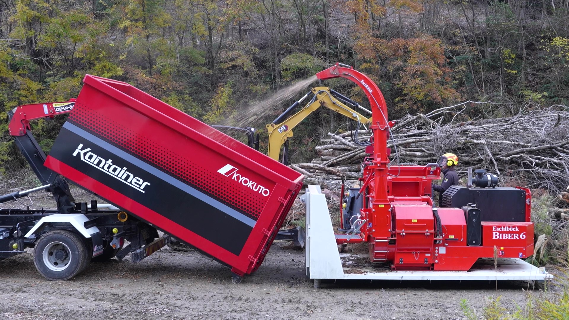 里山の循環を取り戻すため、伐採木を有効利用する事業を推進