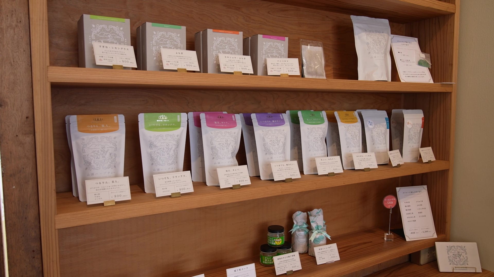 成分分析を取り入れ、野草の効能がわかりやすい商品群を展開